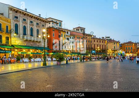 VERONA, ITALIEN - 4. AUG 2009: Die Leute gehen gerne auf der Piazza Bra spazieren, bevor sie eine Oper in der Arena di Verona sehen. Es ist der berühmteste Klassiker aus Stockfoto