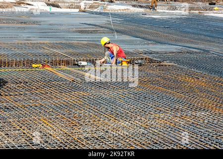 HOFHEIM, DEUTSCHLAND - SEP 25: Am 25. September 2009 werden auf einem Gelände in Hofheim Stahlstangen gebaut. Die Konstruktion wird von der Ba geprüft Stockfoto