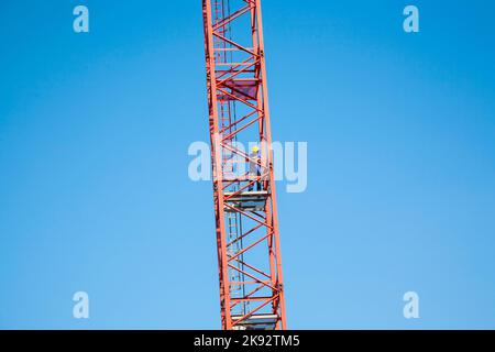 HOFHEIM, DEUTSCHLAND - SEP 25, 2009: Arbeiter klettert in Hofheim einen hohen Kran. Arbeiter auf Baustellen werden von der Polizei kontrolliert, um zu ensu Stockfoto