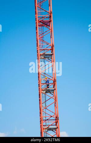 HOFHEIM, DEUTSCHLAND - SEP 25, 2009: Arbeiter klettert in Hofheim einen hohen Kran. Arbeiter auf Baustellen werden von der Polizei kontrolliert, um zu ensu Stockfoto