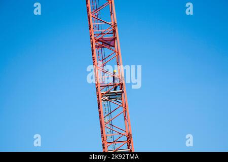 HOFHEIM, DEUTSCHLAND - SEP 25, 2009: Arbeiter klettert in Hofheim einen hohen Kran. Arbeiter auf Baustellen werden von der Polizei kontrolliert, um zu ensu Stockfoto