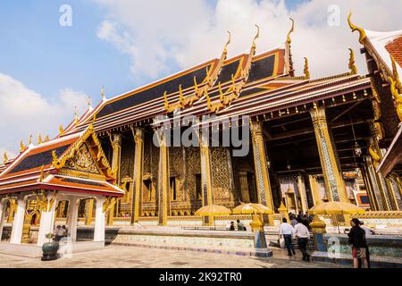 BANGKOK, THAILAND - 4. JAN 2010: Menschen besuchen den berühmten Tempel Phra Sri Ratana Chedi, der mit Gold überzogen ist, im inneren Großen Palast in Bangkok, Thailand Stockfoto