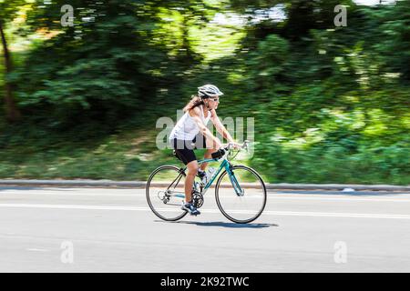 NEW YORK, USA - 11. JUL 2010: Menschen radeln im Central Park in New York, USA. Der Central Park wurde ursprünglich 1857 eröffnet, auf einem 843 Hektar großen Gelände im Stadtbesitz von lan Stockfoto