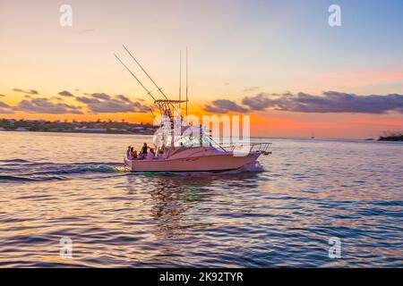 KEY WEST, USA - 28. JULI 2010: Motorboot am Sunset Point in Key West. Der Sunset Point am Mallory Square ist ein muss für jeden Touristen in Key West. Stockfoto