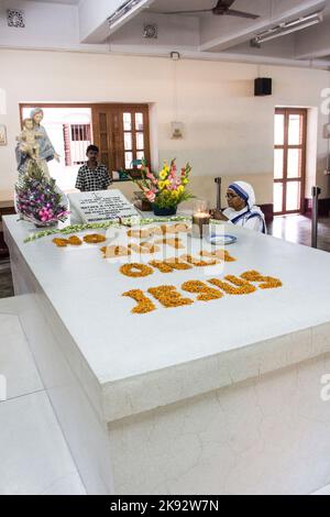 KALKUTTA, INDIEN - 5. MAI 2012: Grab von Mutter Teresa in Kalkutta, Indien. Sie starb am 5th. September 1997 und erhielt 1979 den friedensnobelpreis. Stockfoto