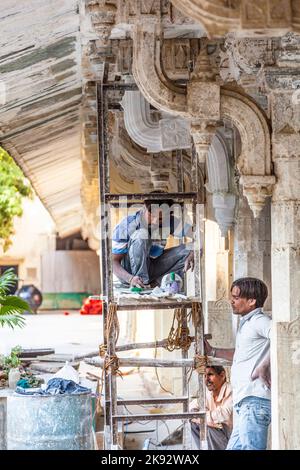 UDAIPUR, INDIEN - Okt 21, 2012: Arbeiter reparieren die Fassade des Stadtpalastes in Udaipur, Indien. Der Grundstein der Festung wurde 1559 von Udai Sin gelegt Stockfoto