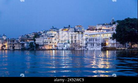 UDAIPUR, INDIEN - Okt 21, 2012: Blick über den See Pichola in der Abenddämmerung in Udaipur, Indien. Daipur ist die historische Hauptstadt des Königreichs Mewar in der ehemaligen Stockfoto