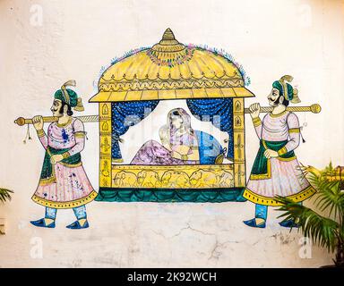 UDAIPUR, INDIEN - Okt 21, 2012: Berühmte Wandmalereien zeigen Prinzessin in einer Limousine, die von Führern in alten Zeiten in Udaipur, Indien, getragen wurde. Stockfoto
