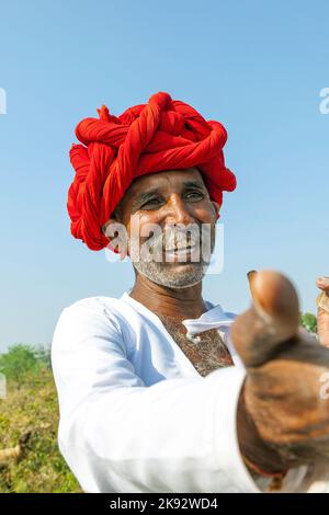 PUSHKAR, INDIEN - 22. OKTOBER: Ein Stammesmann aus Rajasthani trägt traditionellen bunten Turban und liebt es, auf der jährlichen Pushkar Cattle Fair auf Octob zu posieren Stockfoto