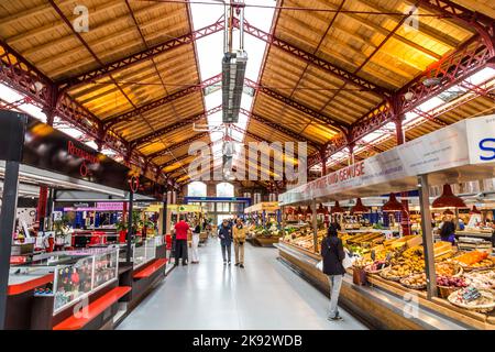 COLMAR, FRANKREICH - 3. JULI 2013: In der alten Markthalle in Colmar, Frankreich, wird einkaufen. Das 1865 entworfene Gebäude kehrt zu seinem ursprünglichen Zweck zurück Stockfoto