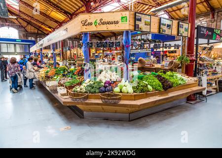 COLMAR, FRANKREICH - 3. JULI 2013: In der alten Markthalle in Colmar, Frankreich, wird einkaufen. Das 1865 entworfene Gebäude kehrt zu seinem ursprünglichen Zweck zurück Stockfoto