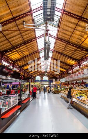 COLMAR, FRANKREICH - 3. JULI 2013: In der alten Markthalle in Colmar, Frankreich, wird einkaufen. Das 1865 entworfene Gebäude kehrt zu seinem ursprünglichen Zweck zurück Stockfoto