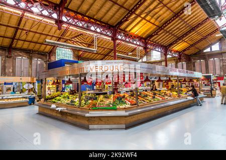 COLMAR, FRANKREICH - 3. JULI 2013: In der alten Markthalle in Colmar, Frankreich, wird einkaufen. Das 1865 entworfene Gebäude kehrt zu seinem ursprünglichen Zweck zurück Stockfoto