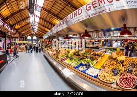 COLMAR, FRANKREICH - 3. JULI 2013: In der alten Markthalle in Colmar, Frankreich, wird einkaufen. Das 1865 entworfene Gebäude kehrt zu seinem ursprünglichen Zweck zurück Stockfoto