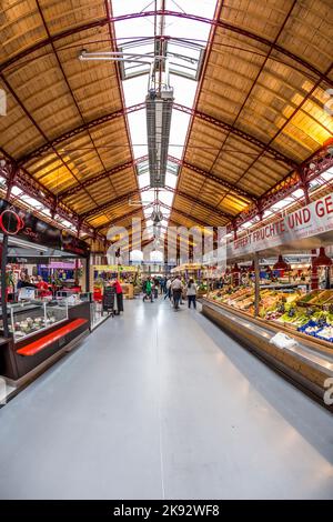 COLMAR, FRANKREICH - 3. JULI 2013: In der alten Markthalle in Colmar, Frankreich, wird einkaufen. Das 1865 entworfene Gebäude kehrt zu seinem ursprünglichen Zweck zurück Stockfoto