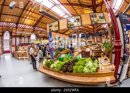 COLMAR, FRANKREICH - 3. JULI 2013: In der alten Markthalle in Colmar, Frankreich, wird einkaufen. Das 1865 entworfene Gebäude kehrt zu seinem ursprünglichen Zweck zurück Stockfoto