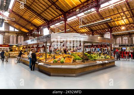 COLMAR, FRANKREICH - 3. JULI 2013: In der alten Markthalle in Colmar, Frankreich, wird einkaufen. Das 1865 entworfene Gebäude kehrt zu seinem ursprünglichen Zweck zurück Stockfoto