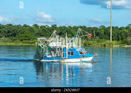 FAIRHOPE, USA - 18. JULI 2013: fisher-Boote machen sich bereit für den Nachtfang in Fairhope, USA. Fairhope ist berühmt für die Alabama-Krabbe. Stockfoto