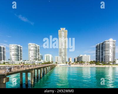 SUNNY ISLES BEACH, USA - 28. JULI 2013: Die Menschen entspannen sich in der Nähe der Pier in Sunny Isles Beach, USA. 1936 baute der Milwaukee-Malzmagnat Kurtis Sunny Isles Stockfoto