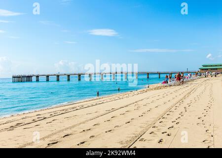 SUNNY ISLES BEACH, USA - 28. JULI 2013: Die Menschen entspannen sich in der Nähe der Pier in Sunny Isles Beach, USA. 1936 baute der Milwaukee-Malzmagnat Kurtis Sunny Isles Stockfoto