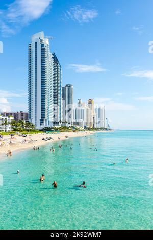 SUNNY ISLES BEACH, USA - 28. JULI 2013: Die Menschen entspannen sich in der Nähe der Pier in Sunny Isles Beach, USA. 1936 baute der Milwaukee-Malzmagnat Kurtis Sunny Isles Stockfoto