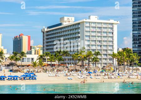 SUNNY ISLES BEACH, USA - 28. JULI 2013: Die Menschen entspannen sich in der Nähe der Pier in Sunny Isles Beach, USA. 1936 baute der Milwaukee-Malzmagnat Kurtis Sunny Isles Stockfoto
