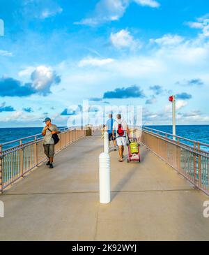 SUNNY ISLES BEACH, USA - 1. AUG 2013: Die Menschen genießen den Angeln Pier in Sunny Isles Beach, Florida. Es ist der einzige öffentliche Angelpier in Miami-Dade C Stockfoto