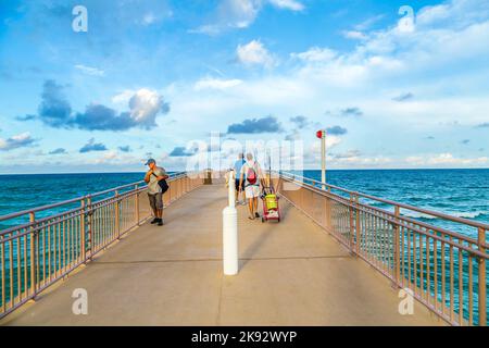 SUNNY ISLES BEACH, USA - 1. AUG 2013: Die Menschen genießen den Angeln Pier in Sunny Isles Beach, Florida. Es ist der einzige öffentliche Angelpier in Miami-Dade C Stockfoto