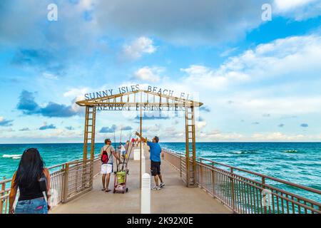 SUNNY ISLES BEACH, USA - 1. AUG 2013: Die Menschen genießen den Angeln Pier in Sunny Isles Beach, Florida. Es ist der einzige öffentliche Angelpier in Miami-Dade C Stockfoto