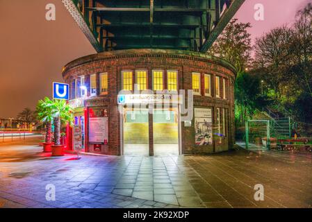 HAMBURG - DEUTSCHLAND - 4. DEZEMBER: Berühmte U-Bahnstation Landungsbrücken bei Nacht am 4. Dezember 2013 in Hamburg, Deutschland. Die Station wurde 1906 gebaut Stockfoto