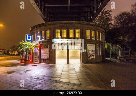 HAMBURG - DEUTSCHLAND - 4. DEZEMBER: Berühmte U-Bahnstation Landungsbrücken bei Nacht am 4. Dezember 2013 in Hamburg, Deutschland. Die Station wurde 1906 gebaut Stockfoto