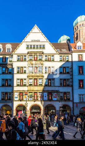 MÜNCHEN, DEUTSCHLAND - 27. DEZEMBER 2013: Außenansicht von Hirmer, dem größten Herrenmodehaus der Welt, mit Dekoration in München, Deutschland. Stockfoto