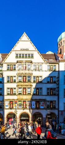 MÜNCHEN, DEUTSCHLAND - 27. DEZEMBER 2013: Außenansicht von Hirmer, dem größten Herrenmodehaus der Welt, mit Dekoration in München, Deutschland. Stockfoto