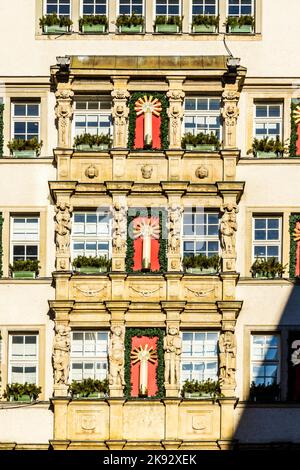 MÜNCHEN, DEUTSCHLAND - 27. DEZEMBER 2013: Außenansicht von Hirmer, dem größten Herrenmodehaus der Welt, mit Dekoration in München, Deutschland. Stockfoto