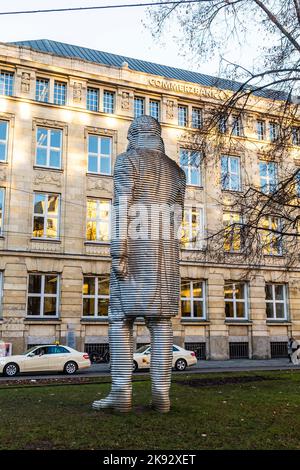 MÜNCHEN, DEUTSCHLAND - 27. DEZEMBER 2013: Statue von Graf Maximilian Joseph von Montgelas, einem Reformator des bayerischen Staates in München. Die Skulptur aus Ka Stockfoto