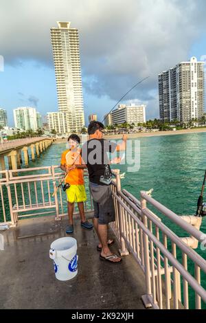 SUNNY ISLES BEACH, USA - 17. AUG 2014: Am Pier von Sunny Isles Beach, USA, fangen die Menschen Fische. 1936 baute der Milwaukee-Malzmagnat Kurtis die Su Stockfoto