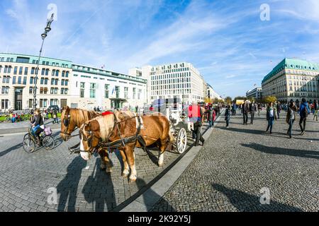 BERLIN, DEUTSCHLAND - Okt 27, 2014: Pferdekutsche vor dem Brandenburger Tor in Berlin, Deutschland. Stockfoto