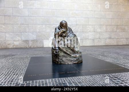 BERLIN, DEUTSCHLAND - Okt 27, 2014: Skulptur 'Mutter mit ihrem toten Sohn' von Kaethe Kollwitz, Neue Wache, unter den Linden, Berlin-Mitte. Stockfoto