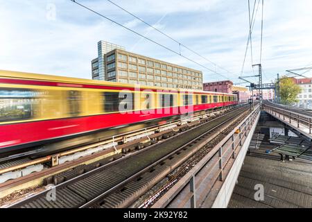 BERLIN, DEUTSCHLAND - 27. Okt 2014: Anreise an der U-Bahn-Station Alexanderplatz in Berlin. Es ist ein großer öffentlicher Platz und Verkehrsknotenpunkt in der c Stockfoto