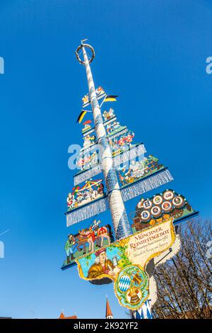 MÜNCHEN, DEUTSCHLAND - 24. DEZ 2014: Bayerisches Maibaum auf dem Viktualienmarkt, einem berühmten Markt in München, Deutschland. Maibaum ist ein hoher Holzpfahl, der als pa errichtet wurde Stockfoto