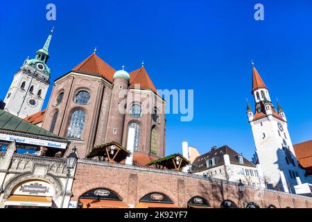 MÜNCHEN, DEUTSCHLAND - 24. DEZEMBER 2014: Touristen auf dem Viktualienmarkt in München. München ist mit fast 100 Millionen Vis die größte Stadt Bayerns Stockfoto