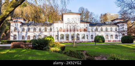 BAD SODEN - DEUTSCHLAND - 11. JAN 2015: Historisches Badehaus mit malerischem Park in Bad Soden, Deutschland. Das Badehaus wurde 1870 von Dr. Georg Thilenius erbaut. Stockfoto