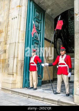 LA PAZ, BOLIVIEN - 21. JANUAR 2015: Wachmann am legislativen Palast, Sitz der Regierung seit 1905, auf der Plaza Murillo im Stadtzentrum von La Paz, Bol Stockfoto