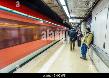 FRANKFURT, DEUTSCHLAND - 21. JAN 2014: Am U-Bahnhof warten Menschen auf den ankommenden Zug in Frankfurt. Die U-Bahn-Station wurde 19 eingeweiht Stockfoto