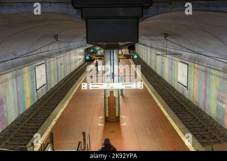 FRANKFURT, DEUTSCHLAND - 21. JAN 2014: Am U-Bahnhof warten Menschen auf den ankommenden Zug in Frankfurt. Die U-Bahn-Station wurde 19 eingeweiht Stockfoto