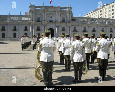 SANTIAGO, CHILE - 25. JANUAR 2015: Feierlicher Wachwechsel im Palacio de la Moneda in Santiago, Chile. Der Palast wurde 1805 als Kolonie eröffnet Stockfoto