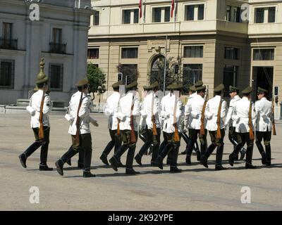 SANTIAGO, CHILE - 25. JANUAR 2015: Feierlicher Wachwechsel im Palacio de la Moneda in Santiago, Chile. Der Palast wurde 1805 als Kolonie eröffnet Stockfoto