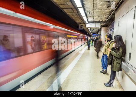 FRANKFURT, DEUTSCHLAND - 21. JAN 2014: Am U-Bahnhof warten Menschen auf den ankommenden Zug in Frankfurt. Die U-Bahn-Station wurde 19 eingeweiht Stockfoto
