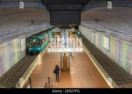FRANKFURT, DEUTSCHLAND - 21. JAN 2014: Am U-Bahnhof warten Menschen auf den ankommenden Zug in Frankfurt. Die U-Bahn-Station wurde 19 eingeweiht Stockfoto