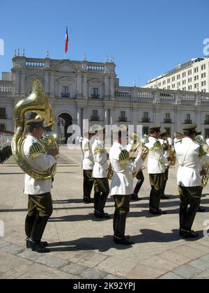 SANTIAGO, CHILE - 25. JANUAR 2015: Feierlicher Wachwechsel im Palacio de la Moneda in Santiago, Chile. Der Palast wurde 1805 als Kolonie eröffnet Stockfoto